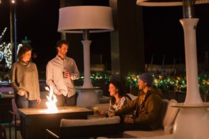 après-ski in the Limelight Lounge - Guests around the fire